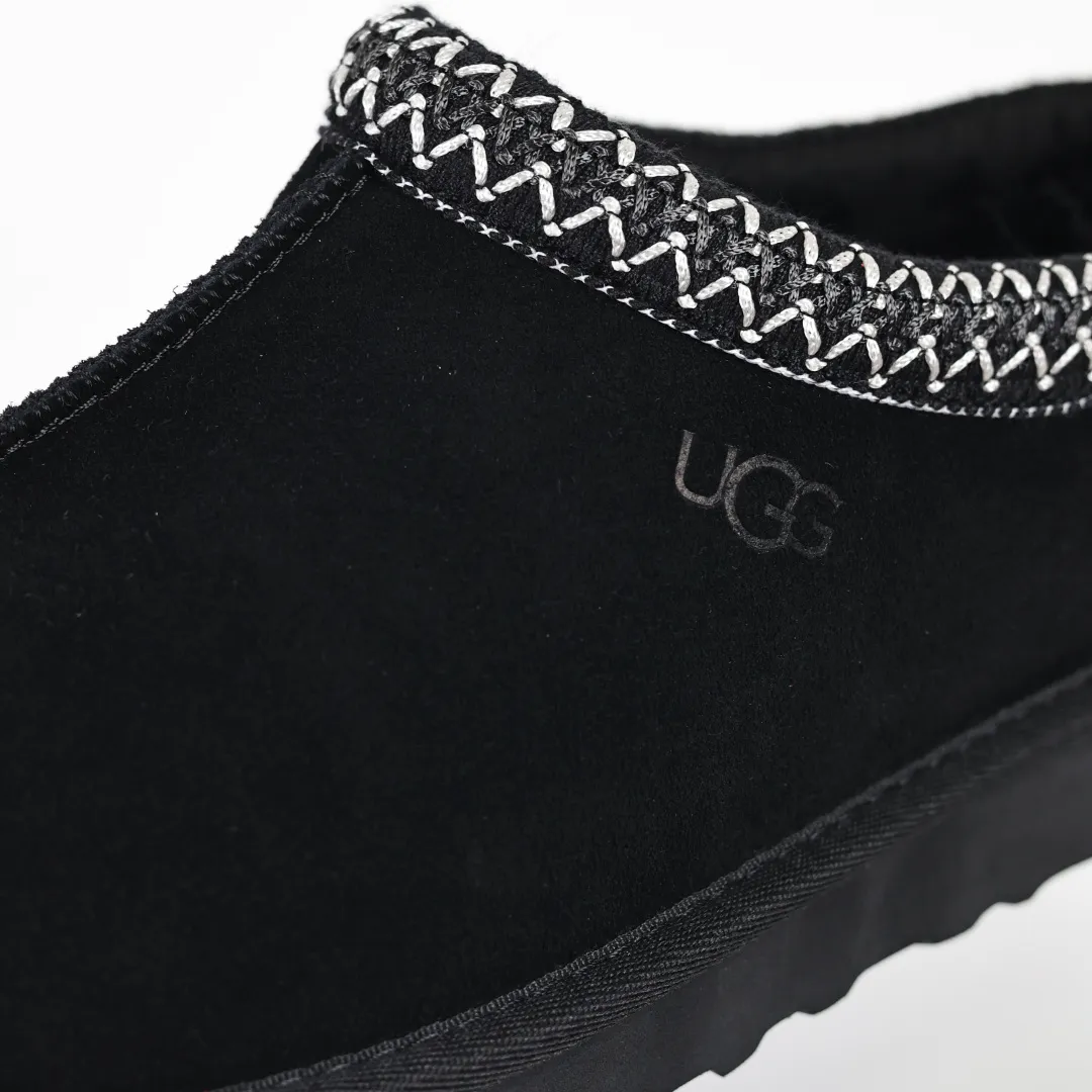 Copy price 💰540 Core recommendation Good price 5cm thick sole, independently developed original outsole, cashmere insole, keeping warm in winter, suitable for home use. In the new year, uug launched a style series, which is partially geared towards the preferences of young consumers. It has also moved to the forefront of fashion trends. Shoe body material, water-repellent coated suede upper, 17 mm UGGPURE™ implanted wool insole, lightweight non-slip and comfortable rubber outsole, with brand LOGO and trademark, with full package Size: 35 36 37 38 39 40 41 42 43 44 45